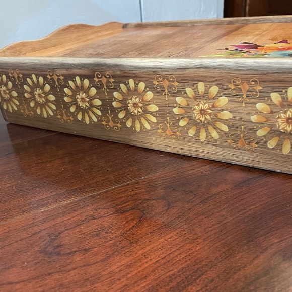 Pioneer woman, K cup holder, paintbrush or crafts organizer.  Airbnb - Picture 9 of 11